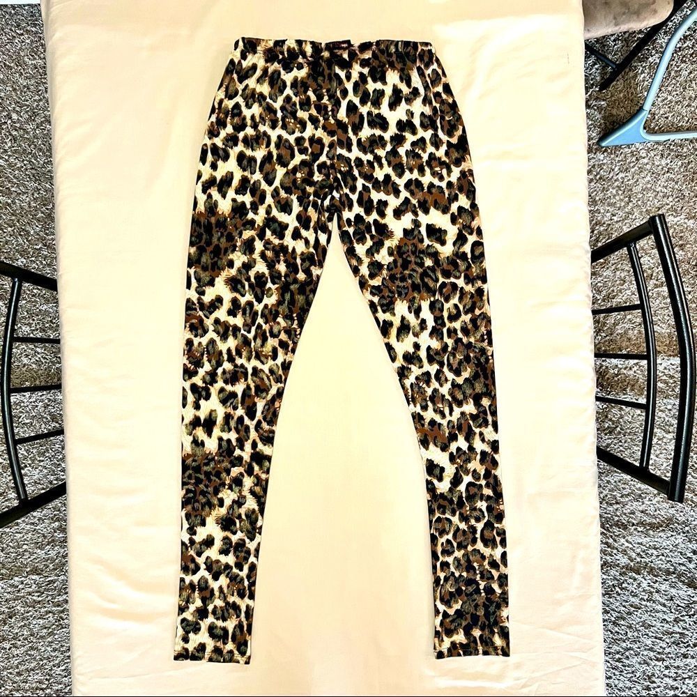 Mascara leggings in a size medium.